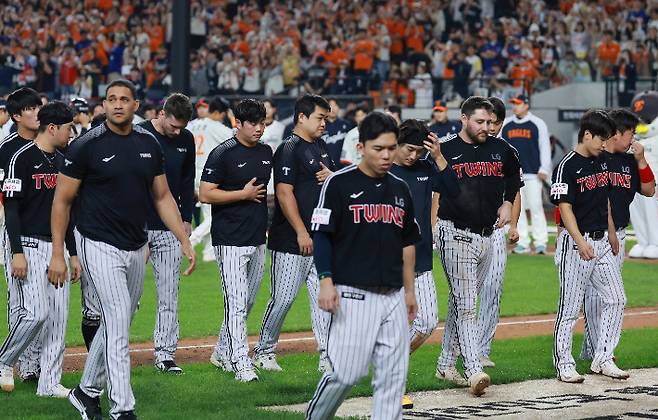 LG가 최근 2연패를 당하며 정규 리그 우승을 확정하지 못했다. 사진은 지난 29일 대전 한화생명 볼파크에서 열린 한화와 원정에서 패한 LG 선수들이 경기장을 빠져나가는 모습. 연합뉴스