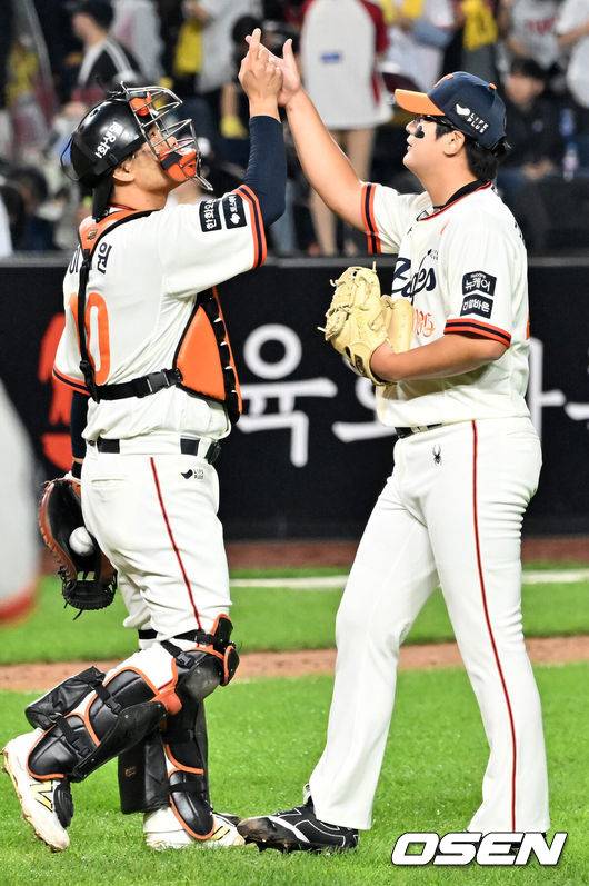 [OSEN=대전, 민경훈 기자] 29일 오후 대전 한화생명볼파크에서 2025 신한 SOL Bank KBO리그&nbsp;한화 이글스와&nbsp;LG 트윈스의 경기가 열렸다.이 경기에서 한화는 LG에 7-3으로&nbsp;승리했다.&nbsp;정규리그 우승 매직넘버 ‘1’을 남겨둔 LG가 이날 승리하거나 무승부만 했어도 대전에서 축포를 터뜨릴 수 있었지만 한화가 가로막았다.&nbsp;경기를 마치고 한화 이재원과 김서현이 세리머니를 하고 있다. 2025.09.29 /rumi@osen.co.kr