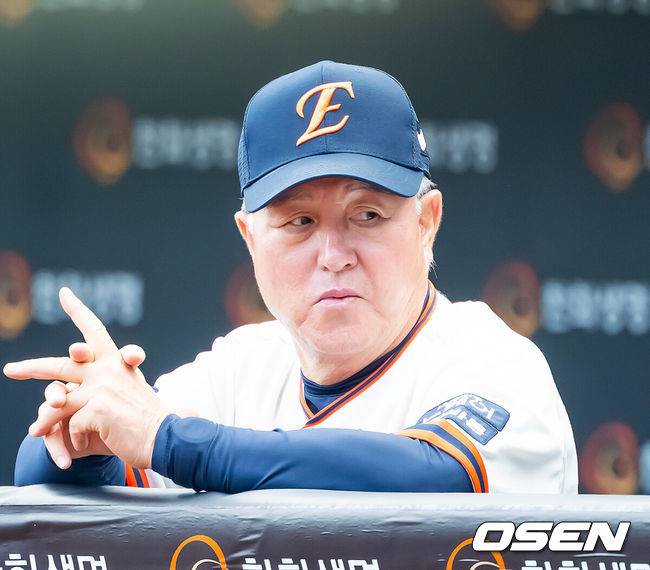 [OSEN=대전, 민경훈 기자] 29일 오후 대전 한화생명볼파크에서 2025 신한 SOL Bank KBO리그&nbsp;한화 이글스와&nbsp;LG 트윈스의 경기가 열린다.한화는&nbsp;정우주, LG는&nbsp;임찬규를 선발 투수로 내세운다.경기 전 한화 김경문 감독이 덕아웃에서 선수들의 훈련을 주시하고 있다. 2025.09.29 /rumi@osen.co.kr