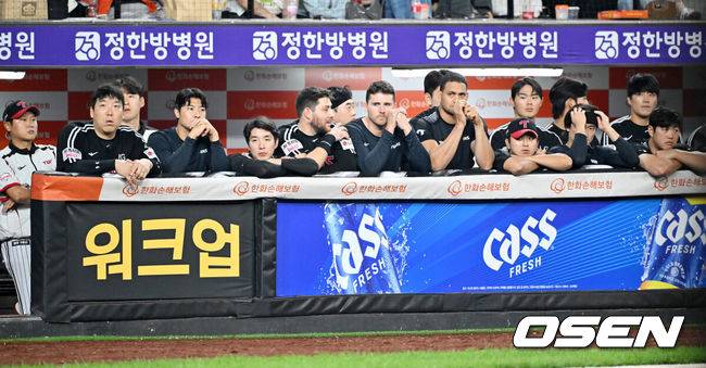 [OSEN=대전, 민경훈 기자] 29일 오후 대전 한화생명볼파크에서 2025 신한 SOL Bank KBO리그 한화 이글스와 LG 트윈스의 경기가 열렸다.이 경기에서 한화는 LG에 7-3으로 승리했다. 정규리그 우승 매직넘버 ‘1’을 남겨둔 LG가 이날 승리하거나 무승부만 했어도 대전에서 축포를 터뜨릴 수 있었지만 한화가 가로막았다. 9회초 LG 선수들이 덕아웃에서 아쉬워하고 있다.  2025.09.29 /rumi@osen.co.kr