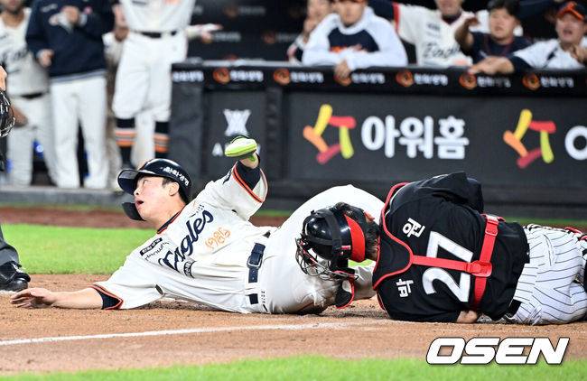 [OSEN=대전, 민경훈 기자] 29일 오후 대전 한화생명볼파크에서 2025 신한 SOL Bank KBO리그 한화 이글스와 LG 트윈스의 경기가 열렸다.한화는 정우주, LG는 임찬규를 선발 투수로 내세웠다.3회말 2사 주자 2루 한화 노시환의 좌익수 앞 1타점 안타때 한화 문현빈이 홈으로 몸을 날렸다. LG 포수 박동원이 좌익수 문성주의 홈 송구를 놓치는 포구 실책을 범하면서 한화 문현빈의 득점이 인정됐다.  한화 문현빈이 구심에게 어필하고 있다. 2025.09.29 /rumi@osen.co.kr