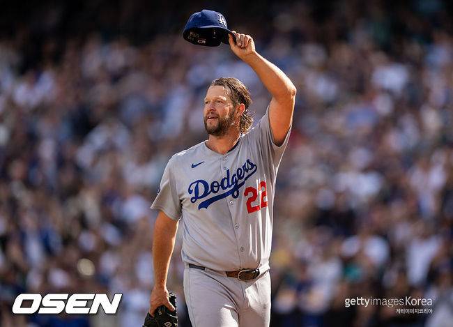 [사진] LA 다저스 클레이튼 커쇼가 정규시즌 마지막 등판을 마친 뒤 시애틀 관중들의 기립박수에 화답하고 있다. ⓒGettyimages(무단전재 및 재배포 금지)