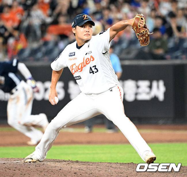 [OSEN=대전, 이대선 기자] 20일 오후 대전 한화생명볼파크에서 2025 신한 SOL Bank KBO리그 한화 이글스와 두산 베어스의 경기가 열렸다.한화는 조동욱, 두산은 곽빈을 선발로 내세웠다.7회초 한화 정우주가 역투하고 있다. 2025.08.20 /sunday@osen.co.kr