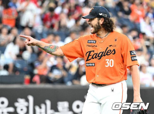 [OSEN=대전, 이대선 기자] 1회초 2사 1루에서 한화 선발투수 폰세가 SSG 에레디아를 삼진 처리하고 환호하고 있다. 2025.08.22 /sunday@osen.co.kr