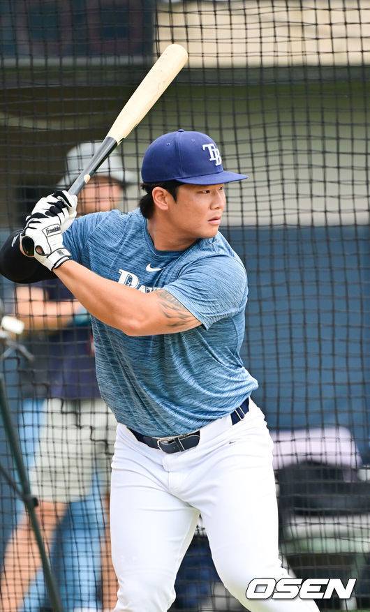 [OSEN=고양, 박준형 기자]  18일 경기도 고양시 대화동 고양 국가대표 야구훈련장에서 KBO 신인드래프트 트라이아웃이 진행됐다.이번 트라이아웃은 해외 아마 및 프로 출신 선수, 고교/대학 선수 등록 후 중퇴 선수가 대상이다.신우열이 타격을 보이고 있다.     2025.08.18 / soul1014@osen.co.kr