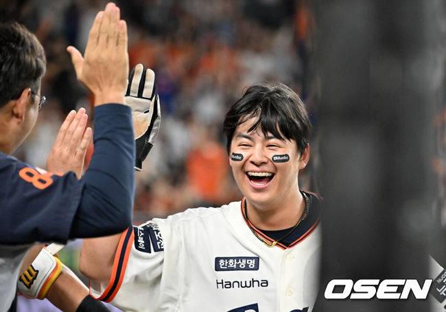 [OSEN=대전, 민경훈 기자] 7회말 1사 주자 2,3루 한화&nbsp;하주석&nbsp;번트 때 런다운에 걸렸던 3루 주자&nbsp;노시환이 LG 박동원이 빈 글러브 태그로 득점에 성공했다. 덕아웃에서 동료들의 환영을 받은 노시환이 기뻐하고 있다. 2025.09.26 /rumi@osen.co.kr