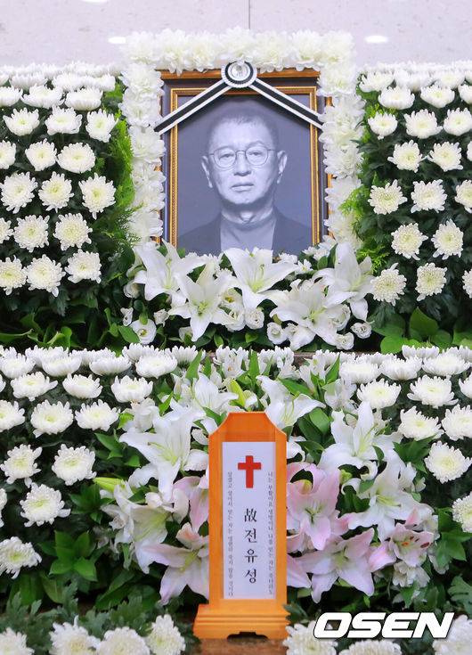 [OSEN=사진팀] 25일 폐기흉 증세 악화로 세상을 떠난 개그맨 전유성의 빈소가 서울아산병원에 마련됐다. 향년 76세.발인은 28일 진행되며 장례는 희극인장으로 치뤄진다. /photo@osen.co.kr<사진=사진공동취재단>