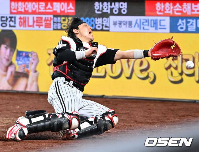 [OSEN=대전, 민경훈 기자] 29일 오후 대전 한화생명볼파크에서 2025 신한 SOL Bank KBO리그&nbsp;한화 이글스와&nbsp;LG 트윈스의 경기가 열렸다.한화는&nbsp;정우주, LG는&nbsp;임찬규를 선발 투수로 내세웠다.6회말 무사 주자 1,2루 한화 이도윤의 번트파울때 LG 박동원이 타구를 향해 몸을 날렸지만 잡아내지 못하고 있다. 2025.09.29 /rumi@osen.co.kr