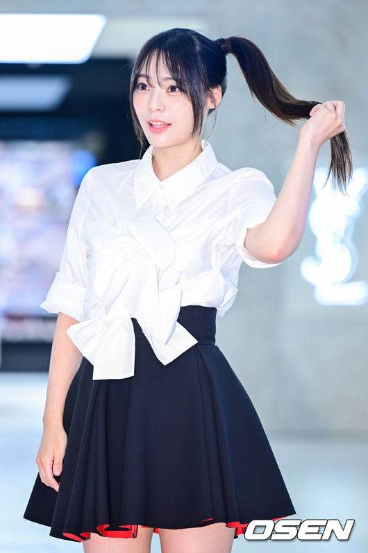 [OSEN=최규한 기자] 25일 오후 서울 삼성동 현대백회점 무역센터점 현대면세점에서 쇼핑 켐페인 프로모션 행사가 열렸다.이날 행사에는 그룹 QWER(쵸단, 마젠타, 희나, 시연)이 참석해 자리를 빛냈다.그룹 QWER 시연이 포토타임을 하고 있다. 2025.09.25 / dreamer@osen.co.kr