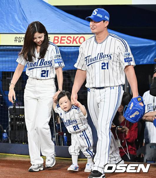 [OSEN=대구, 이석우 기자] 30일 대구삼성라이온즈파크에서 2025 신한 SOL 뱅크 KBO 리그 삼성 라이온즈와 KIA 타이거즈의 경기가 열렸다. 홈팀 삼성은 후라도가, 방문팀 KIA는 김태형이 선발 출전했다. 삼성 라이온즈 오승환 부부가 시구에 나서는 아들 서준군과 입장하고 있다. 2025.09.30 / foto0307@osen.co.kr