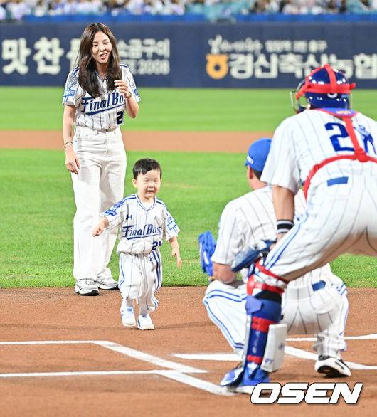 [OSEN=대구, 이석우 기자] 30일 대구삼성라이온즈파크에서 2025 신한 SOL 뱅크 KBO 리그 삼성 라이온즈와 KIA 타이거즈의 경기가 열렸다. 홈팀 삼성은 후라도가, 방문팀 KIA는 김태형이 선발 출전했다. 삼성 라이온즈 오승환 아들 서준군이 시구를 하고 있다. 2025.09.30 / foto0307@osen.co.kr