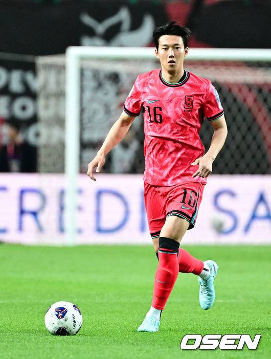 [OSEN=서울월드컵경기장, 지형준 기자] 대한민국 대표팀이 무려 15년 만에 패배 없이 최종예선을 마무리했다.&nbsp;홍명보 감독이 이끄는 대한민국&nbsp;축구 국가대표팀은 10일 서울월드컵경기장에서 열린&nbsp;2026 국제축구연맹(FIFA) 북중미 월드컵 아시아지역 최종예선 3차 예선 B조 10차전에서 쿠웨이트와 맞붙어 4-0으로 대승했다.이번 승리로 한국은 승점 22점(6승 4무)을 만들면서 패배 없이 최종예선을 마쳤다.전반 한국 이한범이 패스할 곳을 찾고 있다. 2025.06.10 /jpnews@osen.co.kr