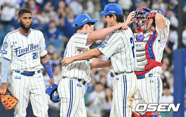 [OSEN=대구, 이석우 기자] 30일 대구삼성라이온즈파크에서 2025 신한 SOL 뱅크 KBO 리그 삼성 라이온즈와 KIA 타이거즈의 경기가 열렸다. 홈팀 삼성은 후라도가, 방문팀 KIA는 김태형이 선발 출전했다. 삼성 라이온즈 오승환이 마지막 투구를 마치고 구자욱과 인사하고 있다. 2025.09.30 / foto0307@osen.co.kr