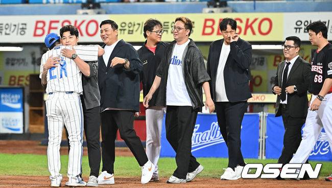 [OSEN=대구, 이석우 기자] 30일 대구삼성라이온즈파크에서 2025 신한 SOL 뱅크 KBO 리그 삼성 라이온즈와 KIA 타이거즈의 경기가 열렸다. 홈팀 삼성은 후라도가, 방문팀 KIA는 김태형이 선발 출전했다. 삼성 라이온즈 오승환이 1982년생 동료들과 인사를 하고  있다. 2025.09.30 / foto0307@osen.co.kr