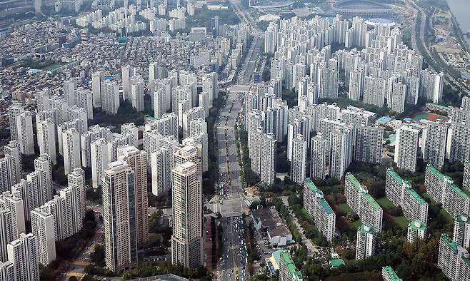 서울 송파구 롯데월드타워에서 바라본 한강변 아파트 단지. 뉴스1