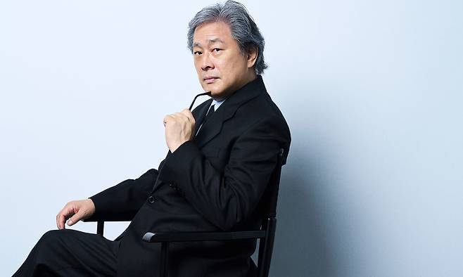 지난달 말 서울 종로구 한 카페에서 만난 박찬욱 감독은 “관객에게 사랑받고, 오래 살아남아 다음 세대도 즐길 수 있는 영화를 만들고 싶다는 생각을 늘 한다”고 밝혔다. CJ ENM 제공