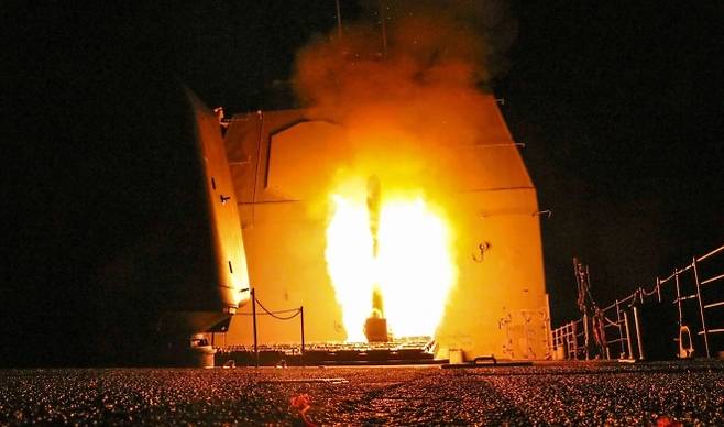 미국 미사일 순양함에서 발사되고 있는 토마호크 미사일 자료사진. 미 국방부 제공