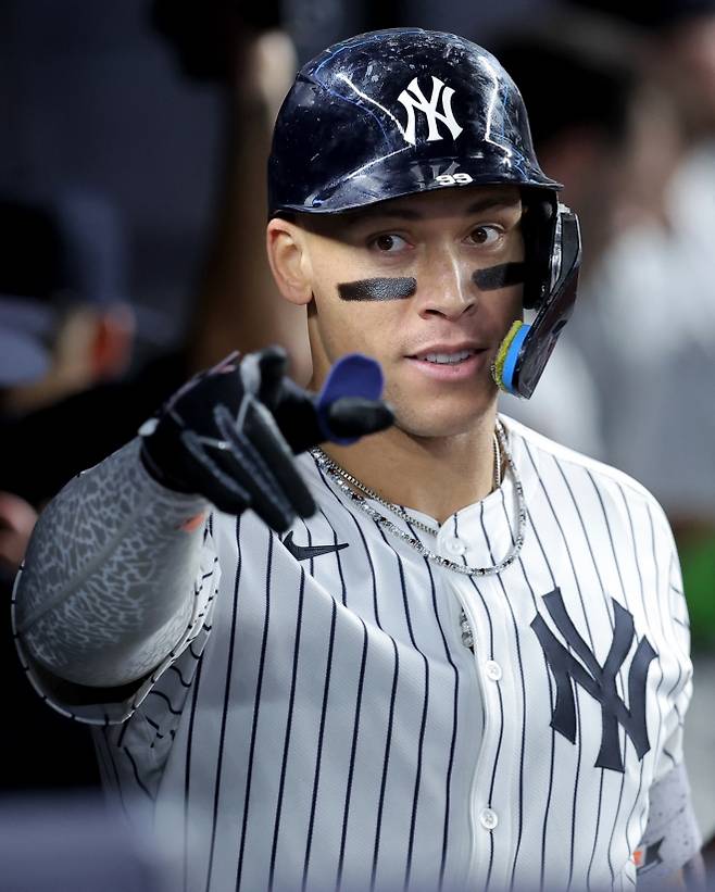 뉴욕 양키스 애런 저지가 27일(한국시간) 미국 뉴욕 양키 스타디움에서 열린 2025 미국 프로야구 메이저리그(MLB) 정규시즌 볼티모어 오리올스와의 홈 경기에서 홈런을 친 뒤 세레머니하고 있다. 로이터 연합뉴스