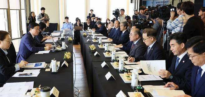 최교진 부총리 겸 교육부 장관이 30일 서울 포시즌스 호텔에서 열린 ‘국가 균형성장을 위한 지방대학 육성’ 거점 국립대 총장 간담회에서 인사말을 하고 있다. 연합뉴스