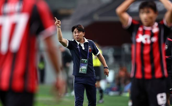 30일 오후 서울 마포구 서울월드컵경기장에서 열린 2025~2026시즌 아시아축구연맹(AFC) 챔피언스리그 엘리트(ACLE) 리그 스테이지 2차전 부리람 유나이티드와 FC서울의 경기, FC서울 김기동 감독이 작전지시를 하고 있다. 2025.09.30. 뉴시스