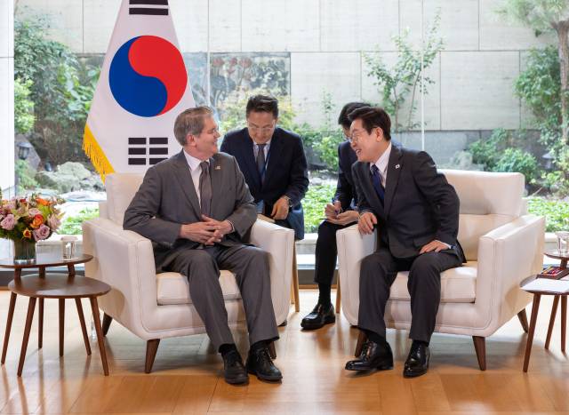 이재명 대통령이 지난 24일(현지 시간) 미국 뉴욕 주유엔대한민국대표부에서 스콧 베선트 재무부 장관과 대화를 나누고 있다. 연합뉴스