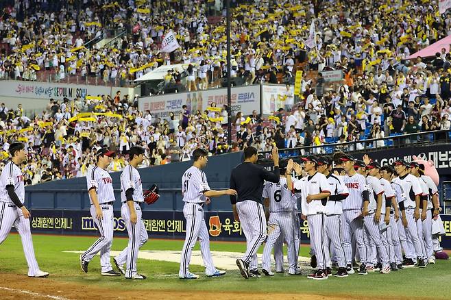 잠실구장에서 승리 후 하이파이브를 나누는 LG 선수단과 코칭스태프. 사진제공｜LG 트윈스