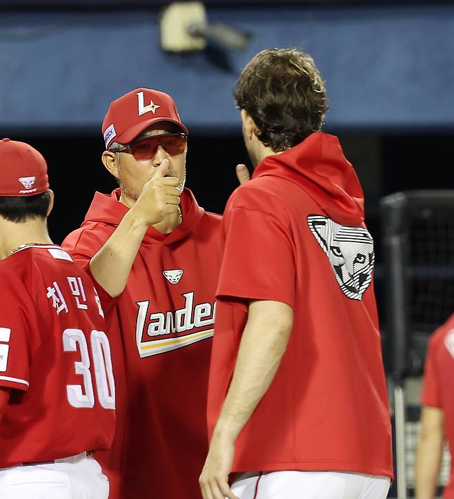 SSG 앤더슨(사진, 오른쪽)은 경기 중 상대를 자극하는 불필요한 행동을 종종 저지른다. 이숭용 SSG 감독은 상대에 최대한 오해를 사지 않도록 앤더슨을 관리하겠다는 뜻을 전했다.｜뉴시스