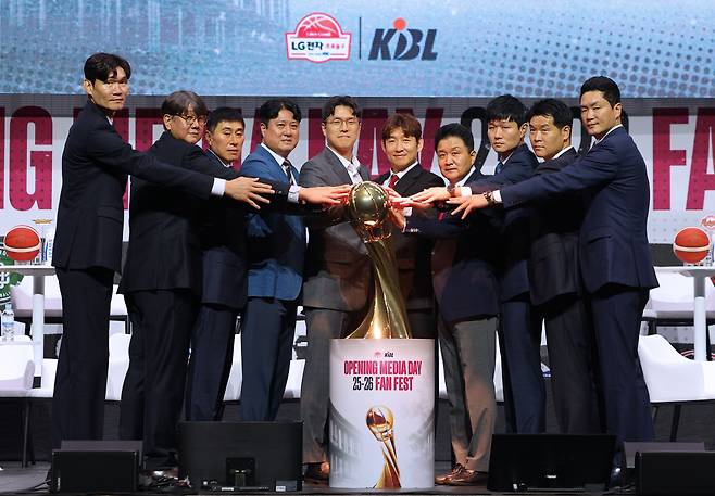 프로농구 각 구단 감독들이 29일 서울 용산구 블루스퀘어에서 열린 ‘2025-2026시즌 프로농구 개막 미디어데이 & 팬페스트’ 행사에서 기념촬영을 하고 있다. 연합뉴스