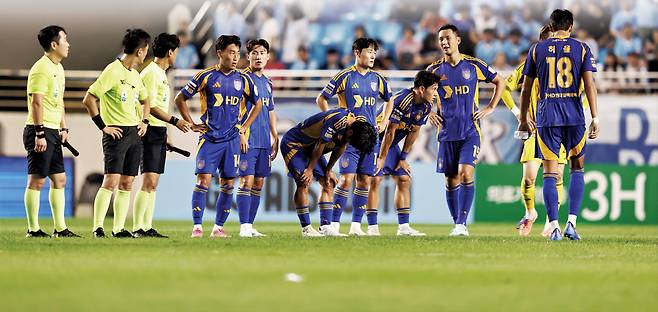 울산HD 선수들이 지난 27일 대구iM뱅크파크에서 열린 K리그1 대구FC와 경기에서 무승부를 거두자 아쉬워하고 있다. 프로축구연맹 제공