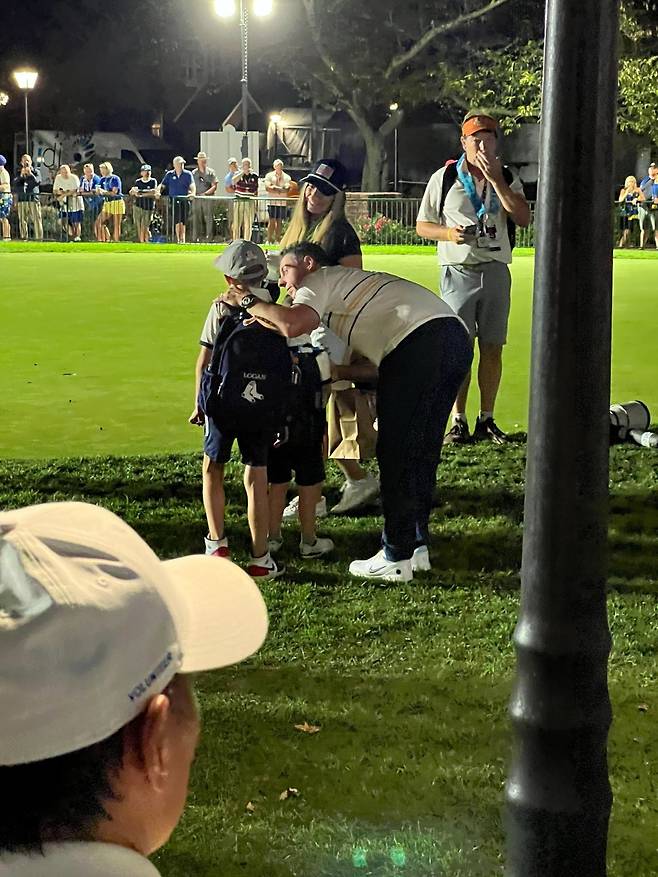 로리 매킬로이가 지난 29일 자신들의 우승 축하 모습을 지켜보고 있던 미국팀 단장 키건 브래들리의 가족을 위로하고 있다. SNS 캡처