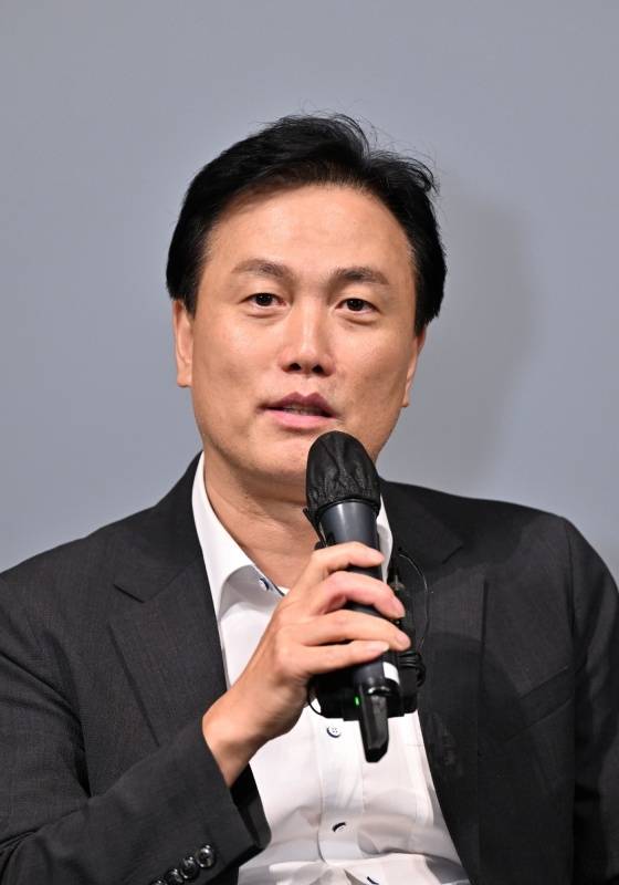 한경천 KBS 예능 센터장이 30일 서울 용산구 CGV 용산아이파크몰에서 진행된 광복 80주년 KBS 대기획 ‘조용필, 이 순간을 영원히’ 특별 싱어롱 시사회 관련 간담회에서 질의응답을 진행하고 있다. KBS 제공