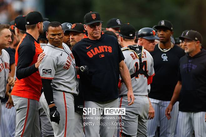 ▲ 선수들을 진정시키는 밥 멜빈 감독.