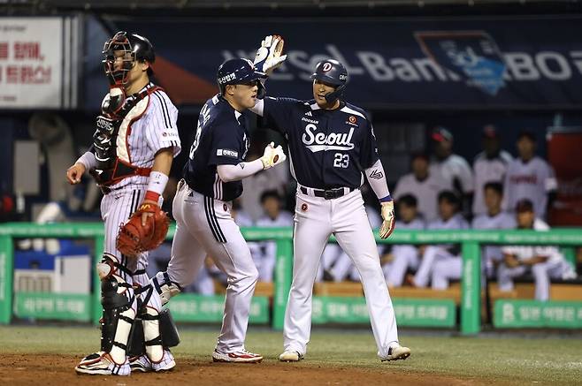 ▲ 두산 양석환과 강승호. ⓒ 두산 베어스