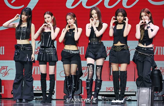 걸그룹 이즈나(izna)가 30일 오후 서울 광진구 예스24라이브홀에서 진행된 미니 2집 '낫 저스트 프리티'(Not Just Pretty) 발매기념 쇼케이스에서 포즈를 취하고 있다.  이번 앨범에는 타이틀곡 ‘Mamma Mia'(맘마미아)를 비롯해 ‘Supercrush'(슈퍼크러시), ‘Racecar'(레이스카), ‘빗속에서’, 'SIGN'(사인)(Remix)까지 총 5곡이 수록됐다. /2025.09.30 /사진=이동훈 photoguy@