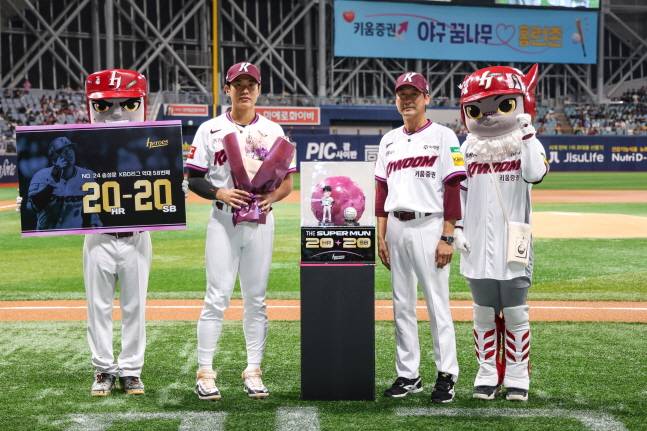 키움 송성문(왼쪽)이 30일 홈구장에서 열린 시즌 최종전에서 20-20 달성 시상식에서 설종진 감독과 함께 기념촬영을 하고 있다. /사진=키움 히어로즈 제공