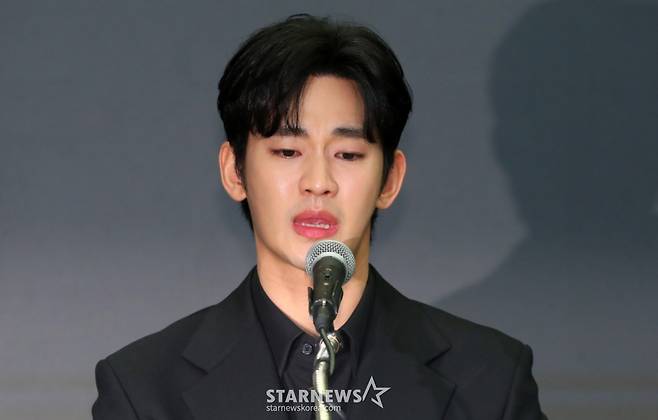 [서울=뉴시스] 김혜진 기자 = 배우 김수현이 31일 오후 서울 마포구 스탠포드호텔에서 기자회견을 열고 자신을 둘러싼 의혹에 대해 입장을 밝히고 있다. 2025.03.31. jini@newsis.com /사진=김혜진