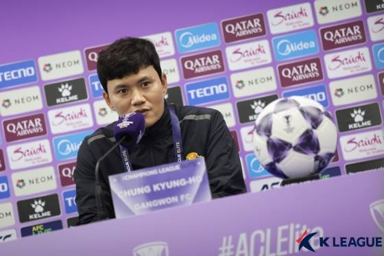 정경호 강원FC 감독이 16일 춘천 송암 스포츠타운 주경기장에서 열린 2025~2026 AFC 아시아 챔피언스리그 엘리트(ACLE) 리그 스테이지 1차전이 끝난 뒤 공식 기자회견에 나섰다. /사진=한국프로축구연맹 제공