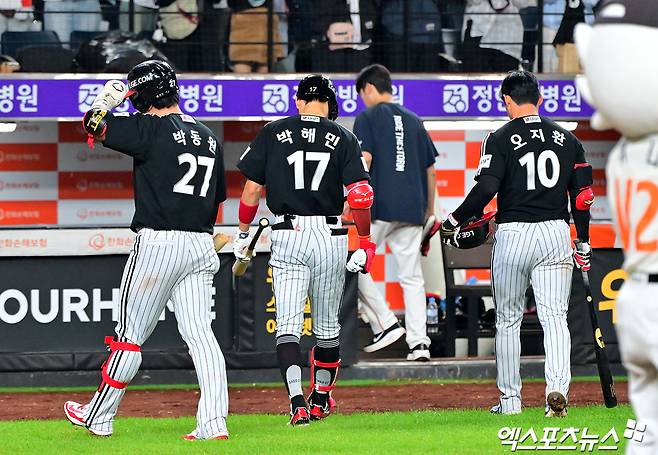 29일 오후 대전 한화생명 볼파크에서 열린 '2025 신한 SOL Bank KBO리그' LG 트윈스와 한화 이글스의 경기, 한화가 LG에 7:3으로 승리하며 정규시즌 우승을 저지했다.  경기종료 후 LG 선수들이 아쉬워하고 있다. 엑스포츠뉴스 대전, 김한준 기자
