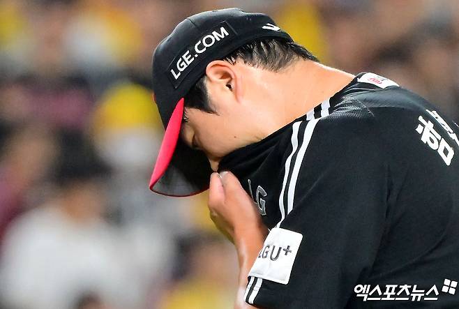 29일 오후 대전 한화생명 볼파크에서 열린 '2025 신한 SOL Bank KBO리그' LG 트윈스와 한화 이글스의 경기, 6회말 2사 만루 LG 함덕주가 밀어내기 볼넷을 허용한 후 아쉬워하고 있다. 엑스포츠뉴스 대전, 김한준 기자