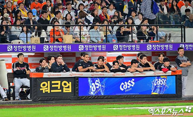 29일 오후 대전 한화생명 볼파크에서 열린 '2025 신한 SOL Bank KBO리그' LG 트윈스와 한화 이글스의 경기, 8회말 LG 선수들이 더그아웃에서 경기를 지켜보고 있다. 엑스포츠뉴스 대전, 김한준 기자