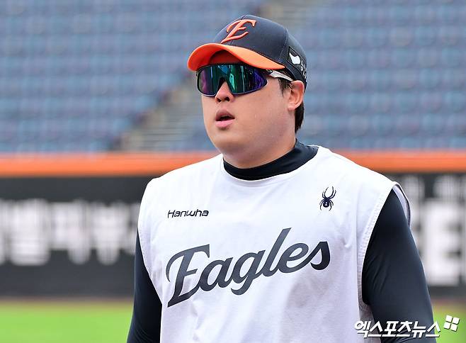 지난 15일 오후 대전 한화생명 볼파크에서 열리는 '2025 신한 SOL Bank KBO리그' 키움 히어로즈와 한화 이글스의 경기, 한화 류현진이 훈련을 마친 후 락커룸으로 이동하고 있다. 엑스포츠뉴스 DB