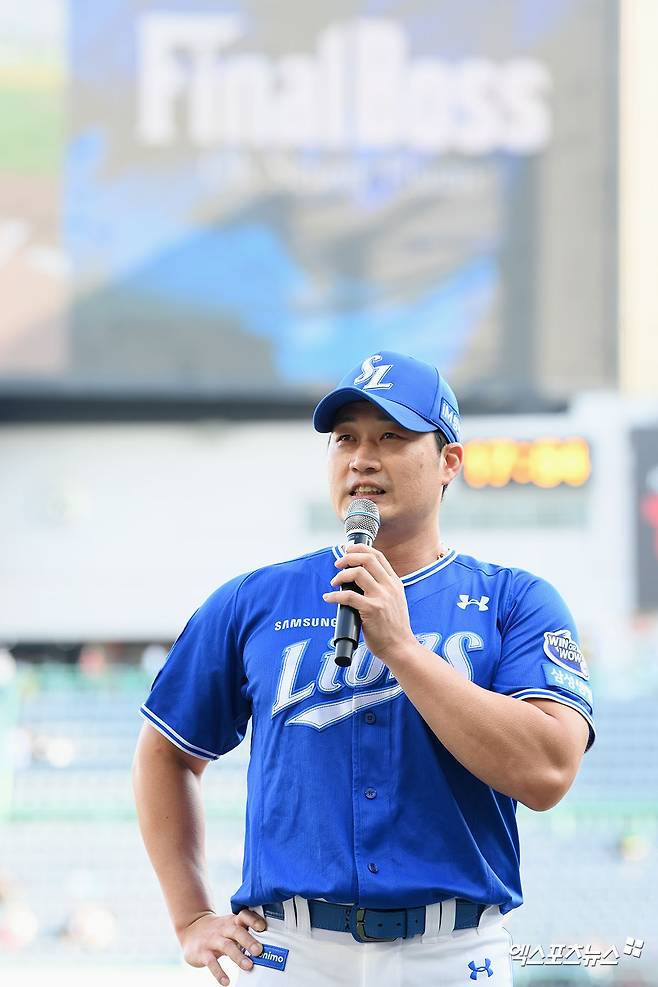 7일 오후 인천SSG랜더스필드에서 열린 '2025 신한 SOL Bank KBO리그' 삼성 라이온즈와 SSG 랜더스의 경기, 삼성이 선발 후라도의 호투에 힘입어 SSG를 상대로 6:1 승리를 거뒀다. 이날 승리로 삼성은 주중 3연전 2승1패 위닝시리즈로 마무리했다.  경기 전 진행된 오승환 은퇴 기념 행사에서 인사를 전하고 있다. 엑스포츠뉴스 DB