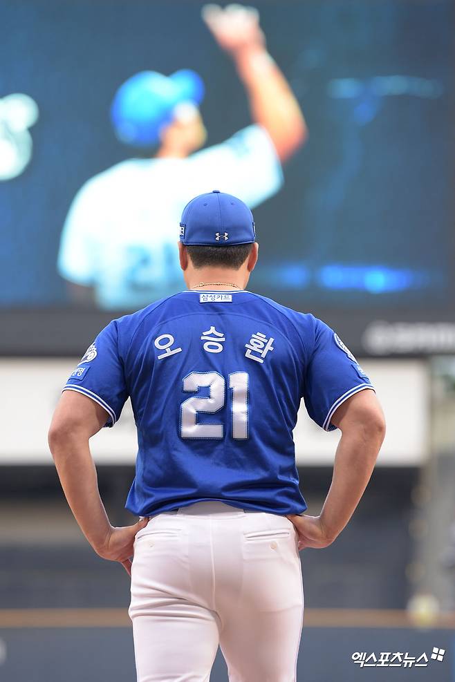 28일 오후 서울 송파구 잠실야구장에서 열린 '2025 신한 SOL Bank KBO리그' 삼성 라이온즈와 두산 베어스의 경기, 경기 전 진행된 '오승환 은퇴투어' 행사를 진행하고 있다. 엑스포츠뉴스 DB