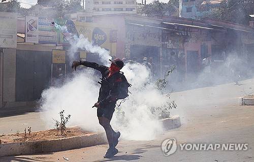 29일(현지시간) 재개한 마다가스카르 시위 [로이터 연합뉴스 재판매 및 DB 금지]