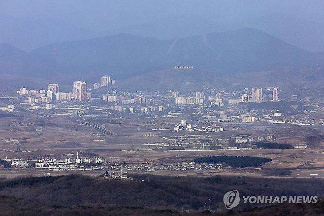 적막한 비무장지대와 개성 시내 (파주=연합뉴스) 임병식 기자 = 18일 경기도 파주시 접경지역에서 바라본 서부전선 비무장지대(DMZ)와 개성 시내 일대가 적막하다. 이날 북한은 '북한의 완전한 비핵화'를 명시한 한미일 공동성명을 비난하는 담화를 발표했다. 2025.2.18 andphotodo@yna.co.kr