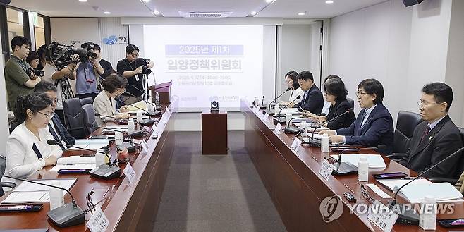 2025년 제1차 입양정책위원회 정은경 보건복지부 장관(오른쪽에서 두 번째)이 9월17일 서울 중구 아동권리보장원에서 열린 2025년 제1차 입양정책위원회에서 발언하고 있다[보건복지부 제공]