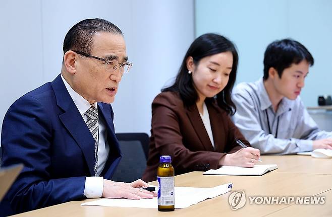 출입 통신사 기자들과 인터뷰하는 위성락 안보실장 (서울=연합뉴스) 김도훈 기자 = 위성락 국가안보실장이 29일 용산 대통령실에서 출입 통신사 기자들과 인터뷰하고 있다. 2025.9.30 superdoo82@yna.co.kr