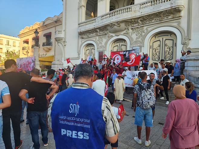 2024년 재선 당시 카이스 사이에드 대통령을 지지하는 군중  [임기대 제공. 재판매 및 DB 금지]