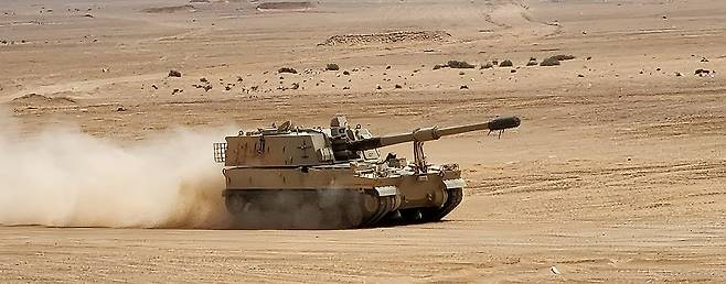 중동 사막을 달리고 있는 K9 자주포 [연합뉴스 자료사진. 한화에어로스페이스 제공. 재판매 및 DB 금지]