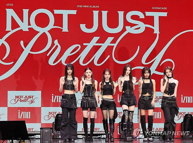 이즈나, 2번째 미니앨범 발표 (서울=연합뉴스) 이재희 기자 = 그룹 이즈나(izna)가 30일 서울 광진구 예스24라이브홀에서 열린 두 번째 미니앨범 '낫 저스트 프리티'(NOT JUST PRETTY) 언론 공개회에서 포즈를 취하고 있다. 2025.9.30 scape@yna.co.kr